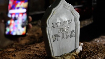 Terpapar COVID-19, Istri Gubernur Sultra Dimakamkan di TPU Punggolaka