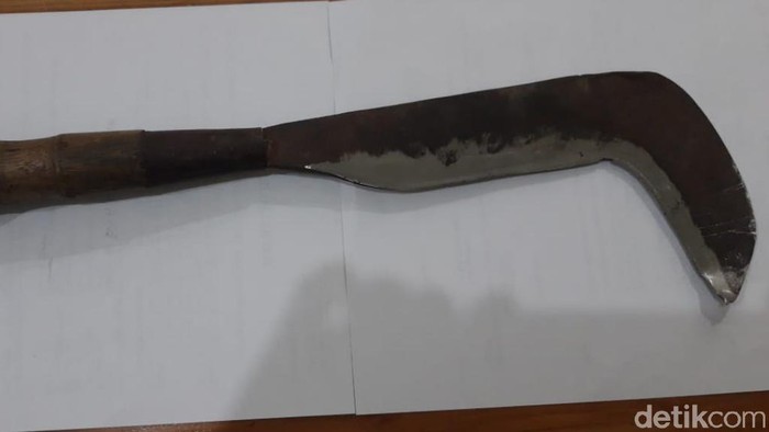 Pria di Kota Pasuruan membacok tetangganya. Aksi pembacokan itu dilakukan karena pelaku curiga istrinya selingkuh dengan korban.