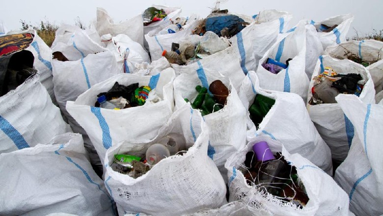 Pembersihan sampah di Gunung Rinjani oleh Green Rinjani Pembersihan sampah di Gunung Rinjani oleh Green Rinjani