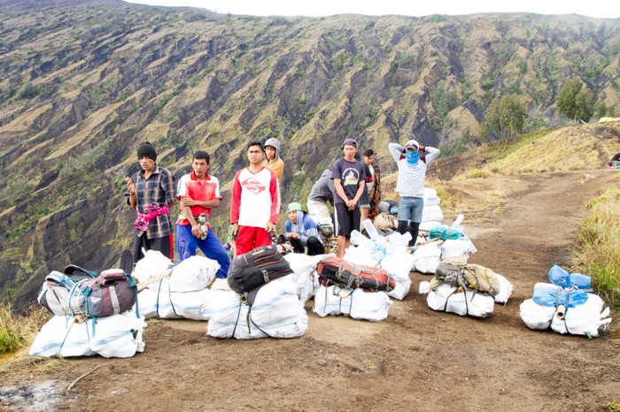 Pembersihan sampah di Gunung Rinjani oleh Green Rinjani