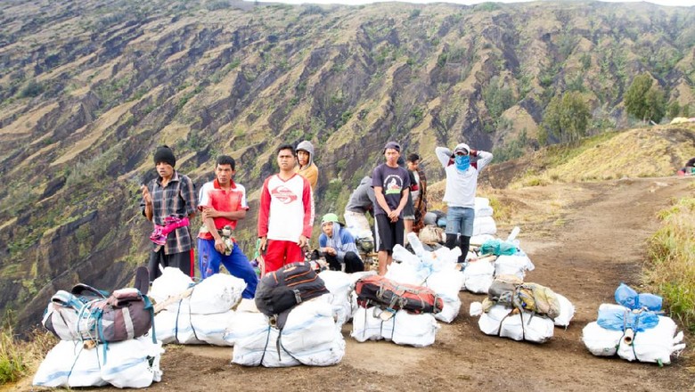 Pembersihan sampah di Gunung Rinjani oleh Green Rinjani Pembersihan sampah di Gunung Rinjani oleh Green Rinjani