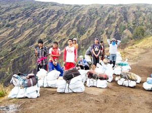 Salut! Bule dan Warga Lokal Bersihkan 1,6 Ton Sampah Gunung Rinjani