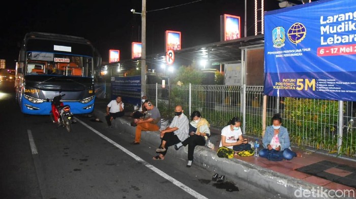 Ada pembatasan jam bagi kendaraan nonlogistik di penyeberangan Jawa-Bali. Di atas pukul 18.00 WIB, kendaraan nonlogistik tidak bisa menyeberang dari Pelabuhan Ketapang.