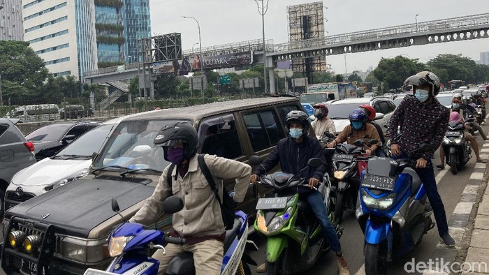 Penyekatan di Jl Pangeran Antasari-TB Simatupang.