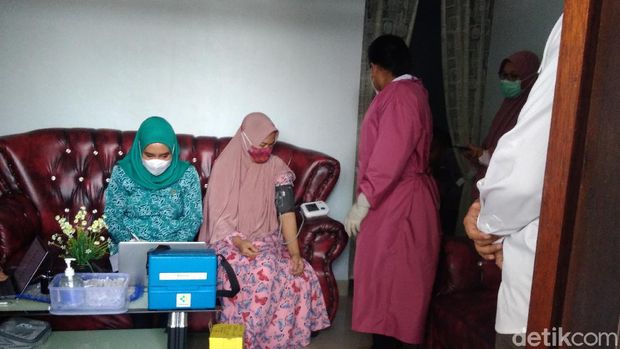 Petugas mulai melakukan vaksinasi COVID-19 secara ketuk pintu (door to door) di Medan. Warga mengaku senang. (Datuk Haris/detikcom)
