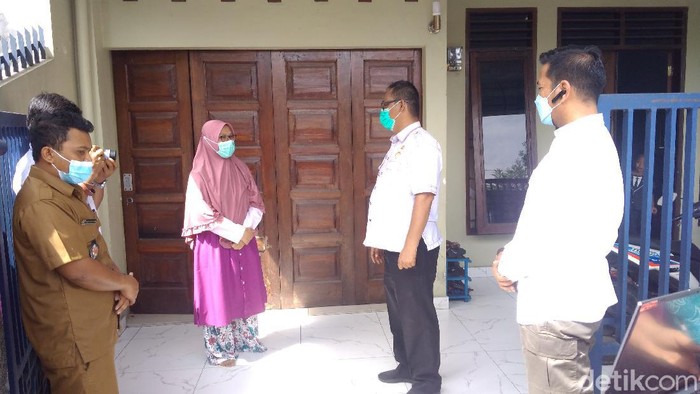 Petugas mulai melakukan vaksinasi COVID-19 secara ketuk pintu (door to door) di Medan. Warga mengaku senang. (Datuk Haris/detikcom)