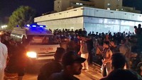 Kebakaran diduga akibat tabung oksigen yang meledak, imbas kebakaran itu sejumlah pasien diduga masih tertimbun di reruntuhan sementara ratusan pasien lainnya luka-luka. AP Photo/Str.