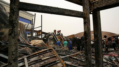 Potret Evakuasi Korban Kebakaran RS COVID-19 di Irak