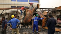 Kebakaran itu terjadi tepatnya di RS Al Hussein Provinsi Nasiriyah pada Senin (12/7) malam. Petugas dibantu warga bahu membahu memadamkan api dan mengevakuasi pasien. AP Photo/Khalid Mohammed.