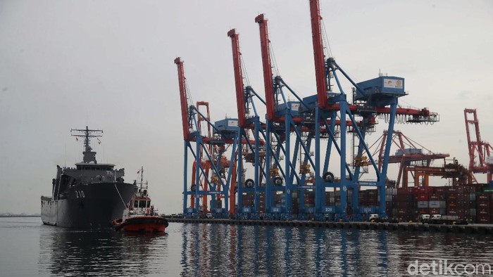 Potret Kapal Perang Singapura yang Bawa Bantuan Alkes untuk RI Bantuan untuk Indonesia dalam tangani pandemi COVID-19 datang dari sejumlah negara, salah satunya Singapura. Bantuan yang diberikan salah satunya alat kesehatan