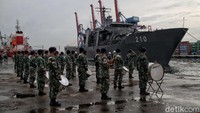 Diketahui, RSS Endeavour 210 yang merupakan Kapal Jenis Landing Platform Dock (LPD) yang sebelumnya telah beberapa kali bekerjasama dengan TNI AL dalam melaksanakan misi kemanusiaan seperti Operasi Bhakti Surya Bhaskara Jaya (SBJ).