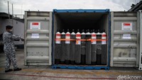 Puluhan ribu unit oksigen tersebut merupakan bagian dari 10.000 oksigen konsentrator yang dibeli pemerintah Indonesia dari Singapura. Pemerintah juga akan membeli 7 unit oksigen generator dan 36.000 ton oksigen untuk 30 hari ke depan.  