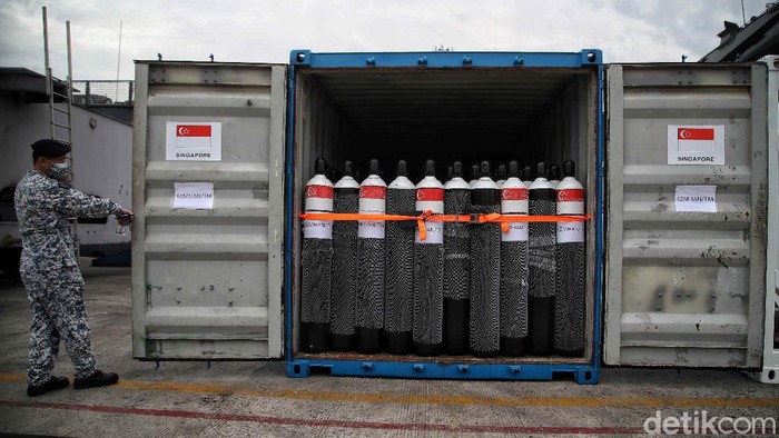 Potret Kapal Perang Singapura yang Bawa Bantuan Alkes untuk RI Bantuan untuk Indonesia dalam tangani pandemi COVID-19 datang dari sejumlah negara, salah satunya Singapura. Bantuan yang diberikan salah satunya alat kesehatan