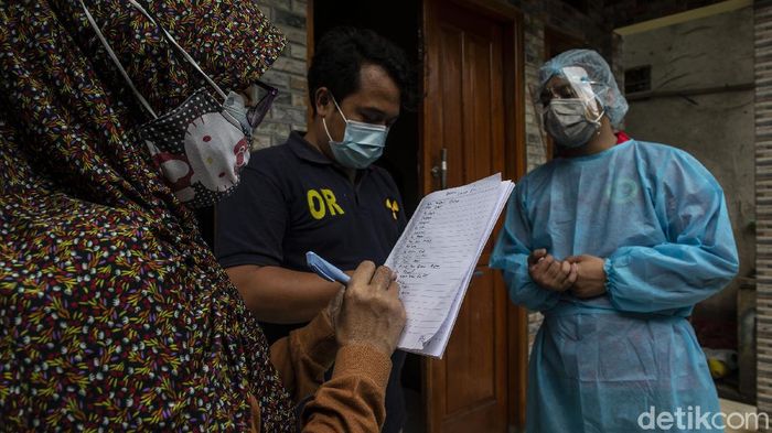 Tepat 500 hari usai diumumkannya kasus pertama di Indonesia, kini pemerintah terus mengebut proses vaksinasi untuk rakyatnya hingga mengetuk dari pintu ke pintu.