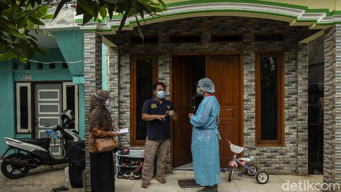 Tepat 500 hari usai diumumkannya kasus pertama di Indonesia, kini pemerintah terus mengebut proses vaksinasi untuk rakyatnya hingga mengetuk dari pintu ke pintu.