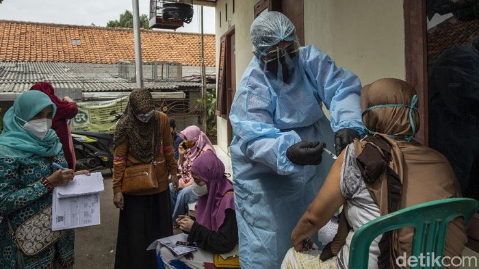Tepat 500 hari usai diumumkannya kasus pertama di Indonesia, kini pemerintah terus mengebut proses vaksinasi untuk rakyatnya hingga mengetuk dari pintu ke pintu.
