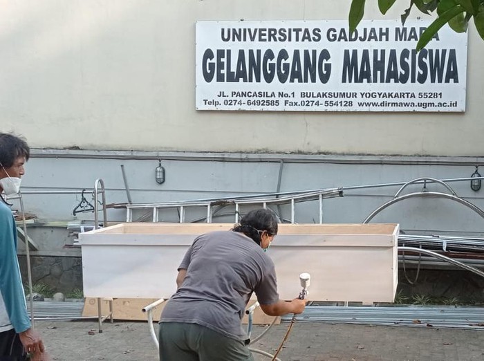 Proses pembuatan peti mati yang dilakukan oleh alumni aktivis Gelanggang Mahasiswa UGM, Rabu (14/7/2021).