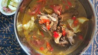Perpaduan tengkleng dengan tambahan cabe melimpah ini dikenal sebagi tengkleng kambing rica-rica. Populer di warung-warung sate kambing. Penggemar pedas yang ingin meracik sendiri bisa melihat resepnya di sini! Foto: detikfood/odilia