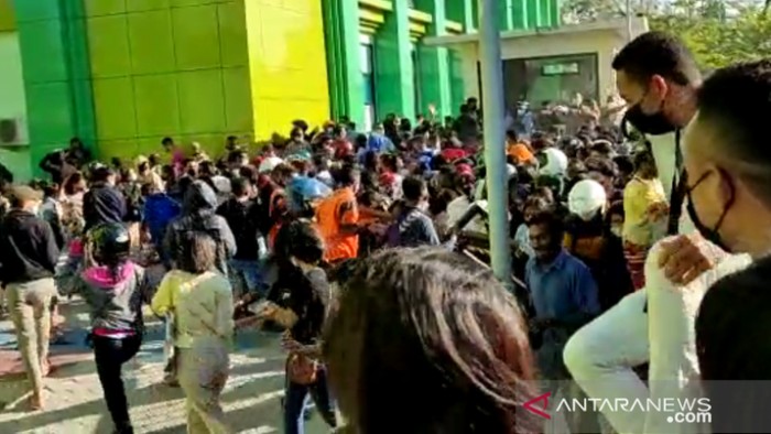 Ribuan warga yang datang ingin divaksin di Kupang.