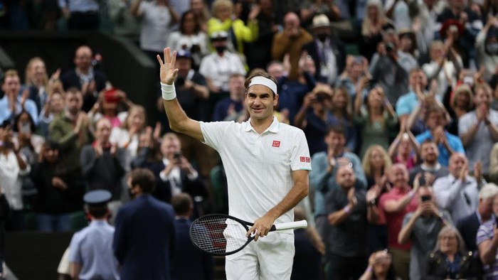 LONDON, ENGLAND - JULY 05: Roger Federer of Switzerland celebrates victory after winning his Mens Singles Fourth Round match against Lorenzo Sonego of Italy during Day Seven of The Championships - Wimbledon 2021 at All England Lawn Tennis and Croquet Club on July 05, 2021 in London, England. (Photo by Clive Brunskill/Getty Images)