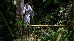 Saat Nakes di Kolombia Lewati Hutan Belantara Demi Vaksinasi Warga