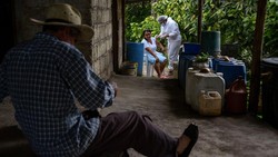 Jalan terjal dihadapi para nakes di Kolombia demi bisa memberikan vaksin COVID-19 kepada warganya. Salah satunya menembus hutan belantara.