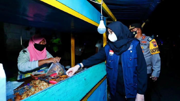 Satgas COVID-19 Banyuwangi Borong Jajanan PKL Agar Segera Tutup