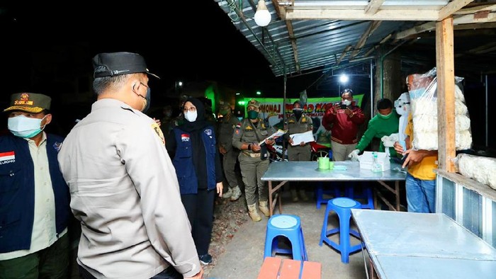 Satgas COVID-19 Banyuwangi Borong Jajanan PKL Agar Segera Tutup