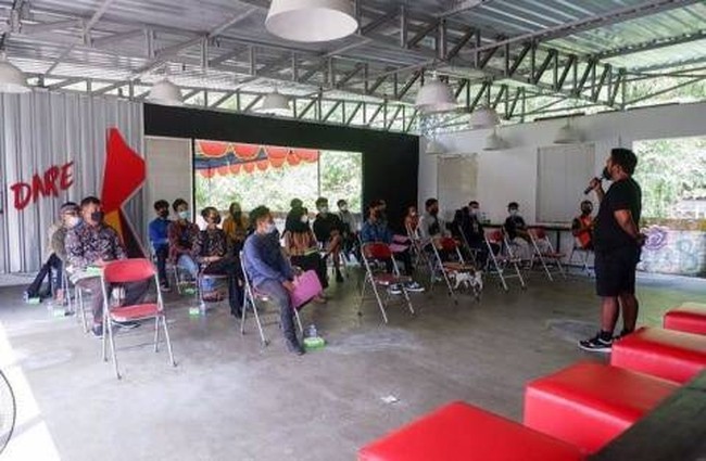 Selanjutnya ada vokalis Endank Soekamti, Erix Soekamti yang membangun sekolah minat bakat gratis. Sekolah yang berlokasi di Yogyakarta dan Ungaran itu diberi nama DOES University. Sekolah tersebut ditujukan bagi para murid yang ingin belajar animasi, compositor, dan 3D modeller. Foto: Instagram @doesofficial