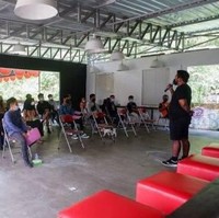 Selanjutnya ada vokalis Endank Soekamti, Erix Soekamti yang membangun sekolah minat bakat gratis. Sekolah yang berlokasi di Yogyakarta dan Ungaran itu diberi nama DOES University. Sekolah tersebut ditujukan bagi para murid yang ingin belajar animasi, compositor, dan 3D modeller. Foto: Instagram @doesofficial