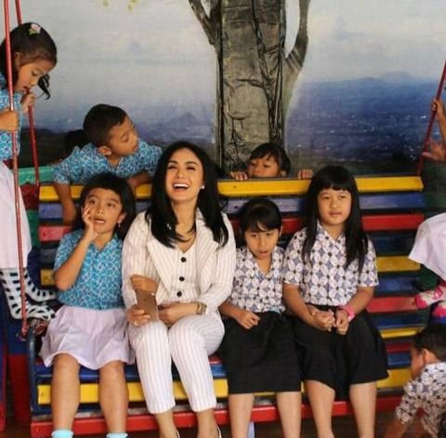 Tak hanya cantik, ternyata Yuni Shara pun memiliki jiwa sosial yang tinggi. Hal itu terbukti dari sekolah Paud dan TK yang didirikannya beberapa tahun lalu. Sekolah tersebut diberi nama Cahaya Permata Abadi dan berlokasi di Batu, Malang, Jawa Timur. Dengan fasilitas yang tak kalah dengan sekolah Paud lain pada umumnya, Yuni hanya mematok biaya SPP sebesar Rp 3.500. Foto: Instagram/@cahayapermataabadi