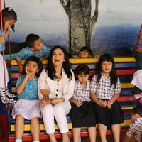 Tak hanya cantik, ternyata Yuni Shara pun memiliki jiwa sosial yang tinggi. Hal itu terbukti dari sekolah Paud dan TK yang didirikannya beberapa tahun lalu. Sekolah tersebut diberi nama Cahaya Permata Abadi dan berlokasi di Batu, Malang, Jawa Timur. Dengan fasilitas yang tak kalah dengan sekolah Paud lain pada umumnya, Yuni hanya mematok biaya SPP sebesar Rp 3.500. Foto: Instagram/@cahayapermataabadi