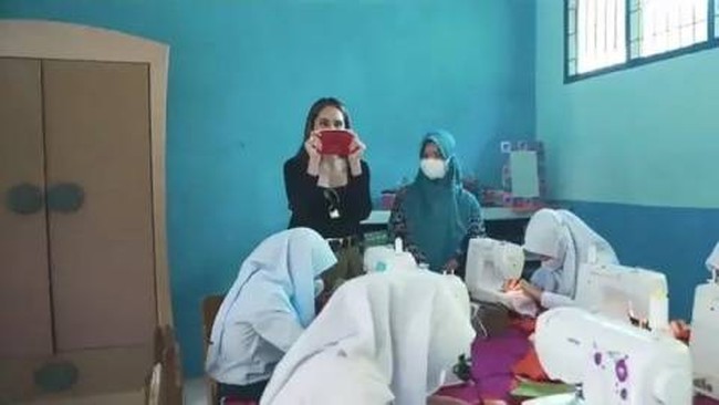 Aktris dan juga penyanyi cantik Cinta Laura dikenal memiliki kepedulian yang cukup tinggi akan pendidikan. Tak hanya pendidikan bagi dirinya sendiri, melainkan juga bagi orang lain. Hal itu dibuktikannya dengan mendirikan Yayasan Soekarseno Peduli. Yayasan tersebut bertugas menyumbangkan dana operasional pendidikan. Salah satu sekolah yang didirikan dari pendanaan yayasan keluarganya itu adalah yang berada di kaki Gunung Salak, bogor. Foto: Youtube/Cinta Laura Kiehl