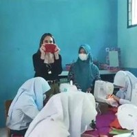 Aktris dan juga penyanyi cantik Cinta Laura dikenal memiliki kepedulian yang cukup tinggi akan pendidikan. Tak hanya pendidikan bagi dirinya sendiri, melainkan juga bagi orang lain. Hal itu dibuktikannya dengan mendirikan Yayasan Soekarseno Peduli. Yayasan tersebut bertugas menyumbangkan dana operasional pendidikan. Salah satu sekolah yang didirikan dari pendanaan yayasan keluarganya itu adalah yang berada di kaki Gunung Salak, bogor. Foto: Youtube/Cinta Laura Kiehl