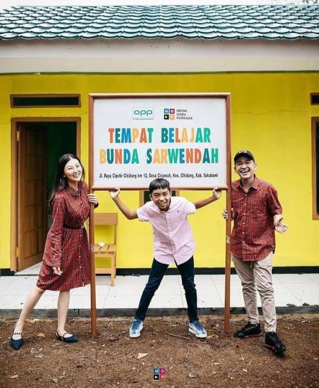 Selanjutnya ada Sarwendah yang juga berhasil mendirikan sekolah berkat bantuan suaminya, Ruben Onsu. Saat perayaan anniversary pernikahan mereka, Sarwendah mendapat kado berupa sekolah dari Ruben. Sekolah yang berlokasi di Cikidang, Sukabumi, Jawa Barat itu diberi nama Tempat Belajar Bunda Sarwendah. Foto: Instagram/@ruben_onsu