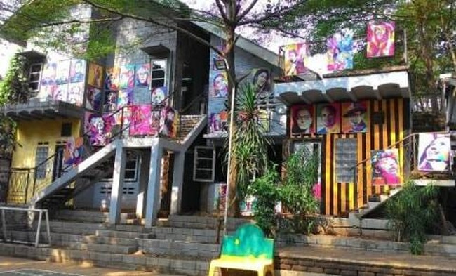 Raden Rizki Mulyawan Kartanegara atau yang lebih dikenal dengan panggilan Dik Doank juga telah mendirikan sekolah bagi anak-anak kurang mampu sejak tahun 2004. Sekolah bertema alam itu dinamakan Kandank Jurank Doank dan berlokasi di daerah Ciputat, Tangerang. Foto: Instagram/@dd_dikdoank