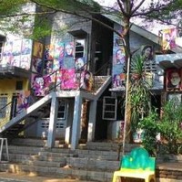 Raden Rizki Mulyawan Kartanegara atau yang lebih dikenal dengan panggilan Dik Doank juga telah mendirikan sekolah bagi anak-anak kurang mampu sejak tahun 2004. Sekolah bertema alam itu dinamakan Kandank Jurank Doank dan berlokasi di daerah Ciputat, Tangerang. Foto: Instagram/@dd_dikdoank