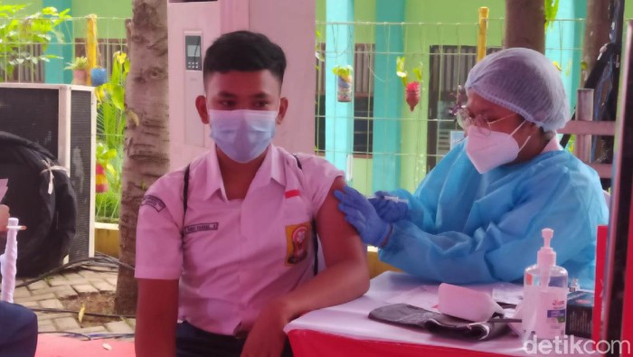 Seorang siswa bernama Avatar saat divaksinasi COVID-19 (Adhyasta/detikcom)