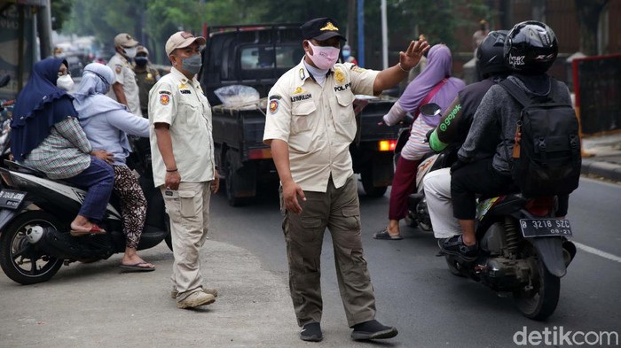 Sejumlah warga terjaring razia protokol kesehatan di Jalan Moch Kahfi II, Jagakarsa, Jaksel. Sejak PPKM Darurat berlaku 10.416 warga terjaring razia.