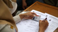 Petugas mendata warga yang terjaring razia.  