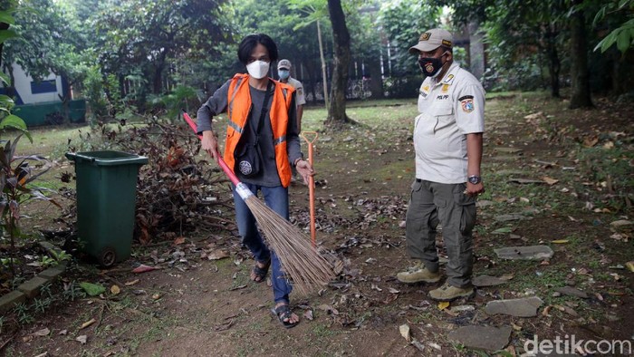 Sejumlah warga terjaring razia protokol kesehatan di Jalan Moch Kahfi II, Jagakarsa, Jaksel. Sejak PPKM Darurat berlaku 10.416 warga terjaring razia.