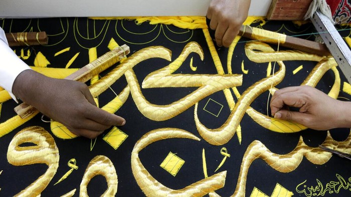 Seperti Ini Proses Pembuatan Kiswah Kakbah Kiswah Kakbah rutin diganti setiap tahun pada tanggal 9 Dzulhijjah. Yuk, lihat proses pembuatan kain penutup Kakbah ini.