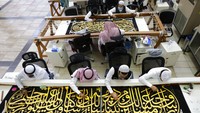 Sejumlah pekerja pun dikerahkan untuk menyulam kaligrafi pada kiswah. Kaligrafi tersebut disulam dengan benang perak murni atau benang perak berlapis emas.