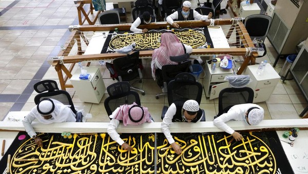 Sejumlah pekerja pun dikerahkan untuk menyulam kaligrafi pada kiswah. Kaligrafi tersebut disulam dengan benang perak murni atau benang perak berlapis emas. Sejumlah pekerja pun dikerahkan untuk menyulam kaligrafi pada kiswah. Kaligrafi tersebut disulam dengan benang perak murni atau benang perak berlapis emas.