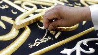 Diketahui, kain penutup Kakbah ini rutin diganti setiap tahunnya. Penggantian kiswah rutin dilakukan setiap tahun pada tanggal 9 Dzulhijjah.  