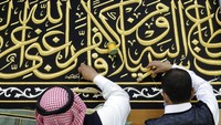 Dua orang pekerja sedang menyulam kaligrafi Islam saat tengah menyelesaikan pembuatan kiswah di pabrik Kiswah yang berada di Makkah, Arab Saudi, Rabu (14/7/2021).