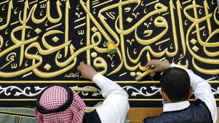 Seperti Ini Proses Pembuatan Kiswah Kakbah Kiswah Kakbah rutin diganti setiap tahun pada tanggal 9 Dzulhijjah. Yuk, lihat proses pembuatan kain penutup Kakbah ini.