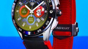 Smartwatch Super Mario ini memiliki tali hitam dan merah. Foto: dok Tag Heuer