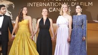 Di acara bergengsi itu, Melati Wijsen hadir bersama para pemeran lainnya dengan mengenakan outfit formal. Ia tampil cantik dalam balutan gaun strapless berwarna kuning cerah. AP Photo/Brynn Anderson  