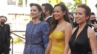 Ia berjalan di karpet merah untuk menghadiri pemutaran perdana film Bigger Than Us, film yang ia bintangi sebagai pemeran utama. AP Photo/Brynn Anderson  